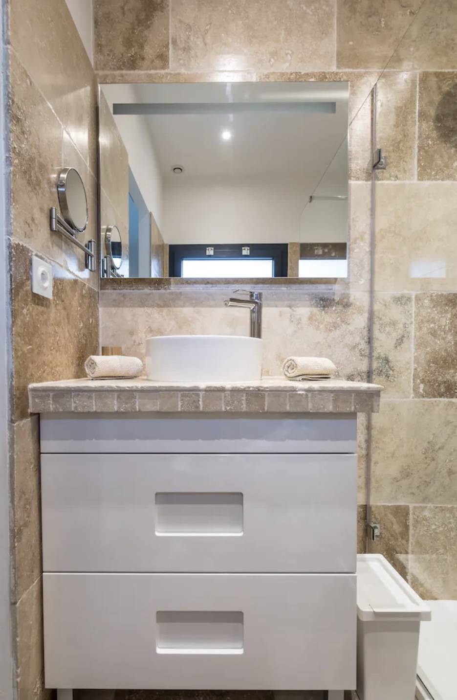 Carrelage mural en pierre naturelle de travertin pour rénovation salle de bain dans les Bouches-du-Rhône