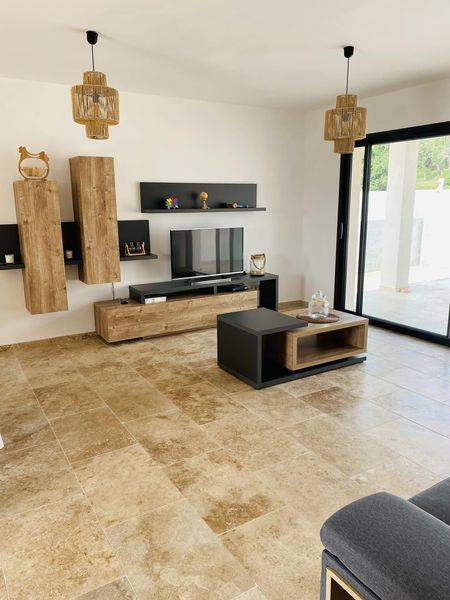 Carrelage en travertin intérieur choix premium format 40x60, dalle en pierre naturelle beige posée dans un salon moderne – Eos Carrelage MartiguesCarrelage en travertin intérieur choix premium format 40x60, dalle en pierre naturelle beige posée dans un sa