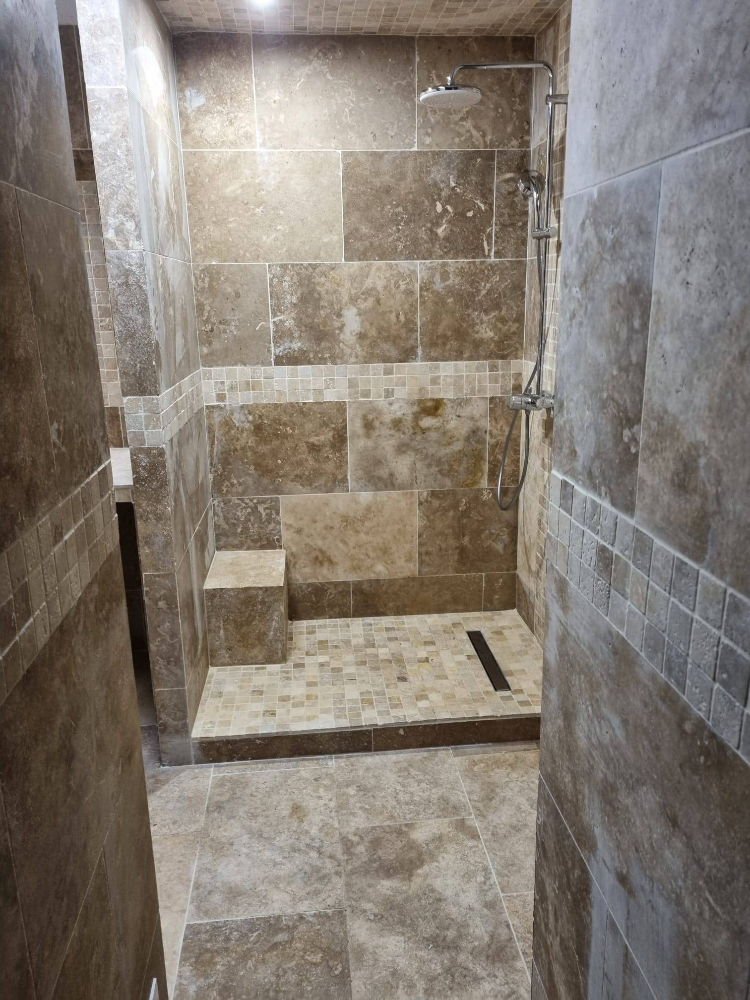 Mosaïque en travertin pour habiller votre bac de douche pour la décoration de salle de bain à Marseille dans les Bouches du Rhône
