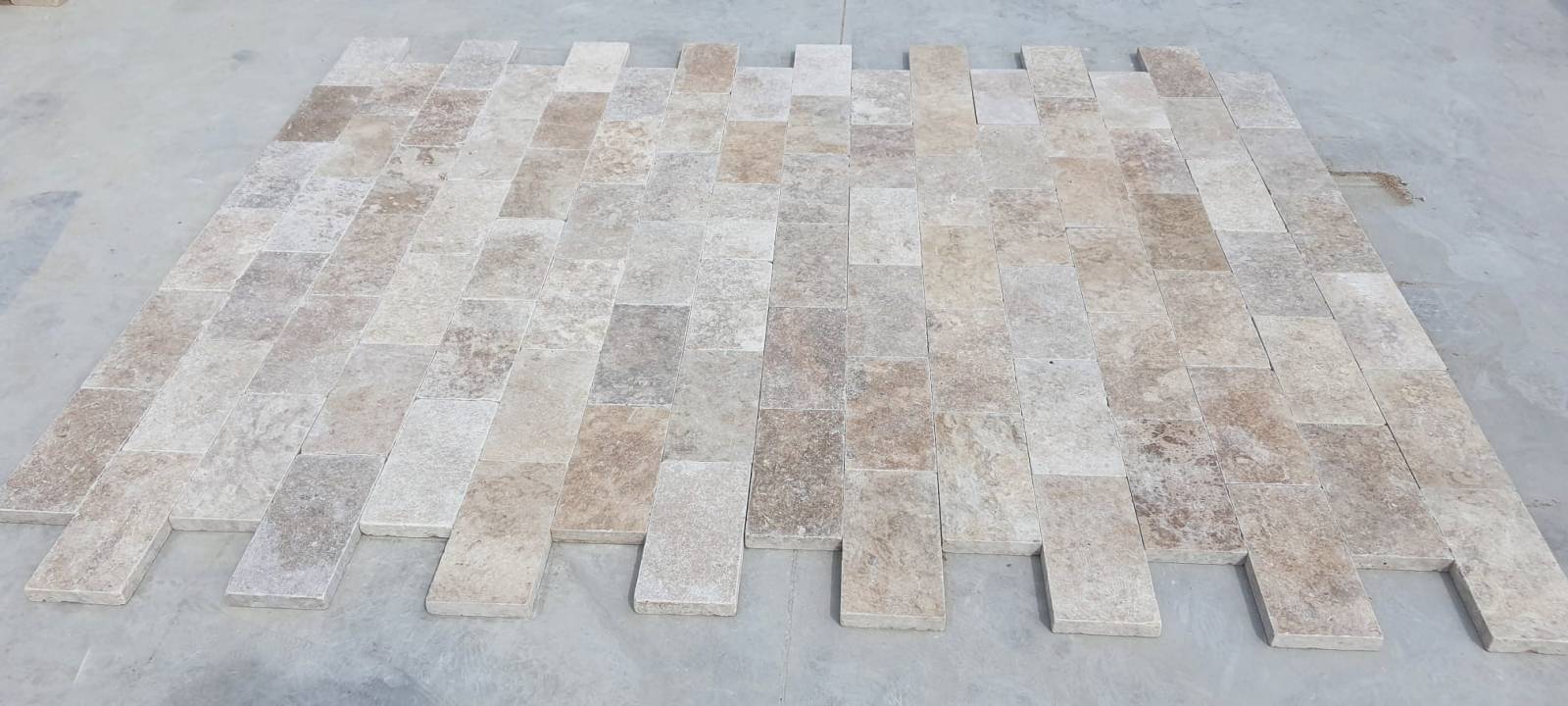Pavé en travertin naturel, idéal pour dallage extérieur et aménagements de terrasse ou jardin – pierre authentique et résistante