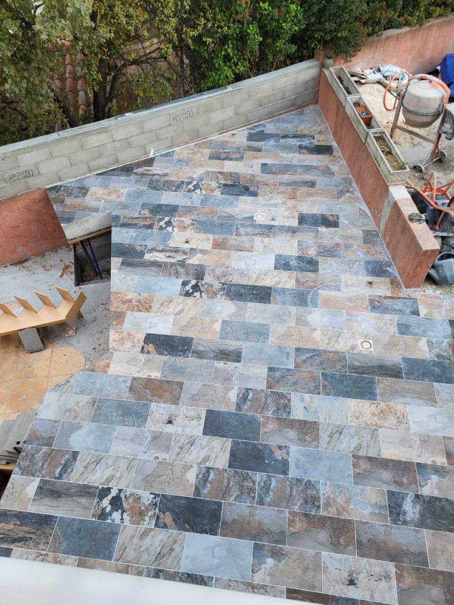 carrelage bali antidérapant pour terrasse ou plage de piscine CARRY-LE-ROUET